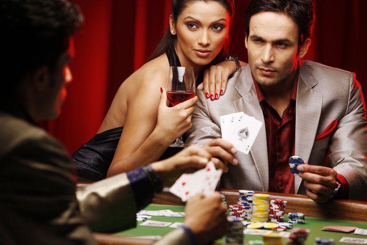 Live Texas Poker table with dealer and players at mylotto